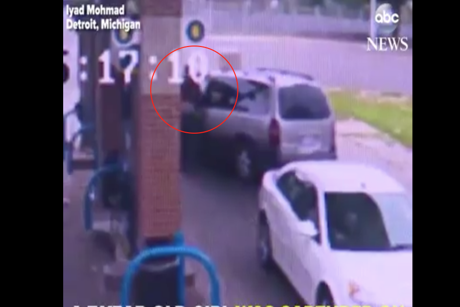 La pequeña salió del vehículo justo en el momento en el que el ladrón lo abordó para llevárselo. (Imagen: captura de pantalla)