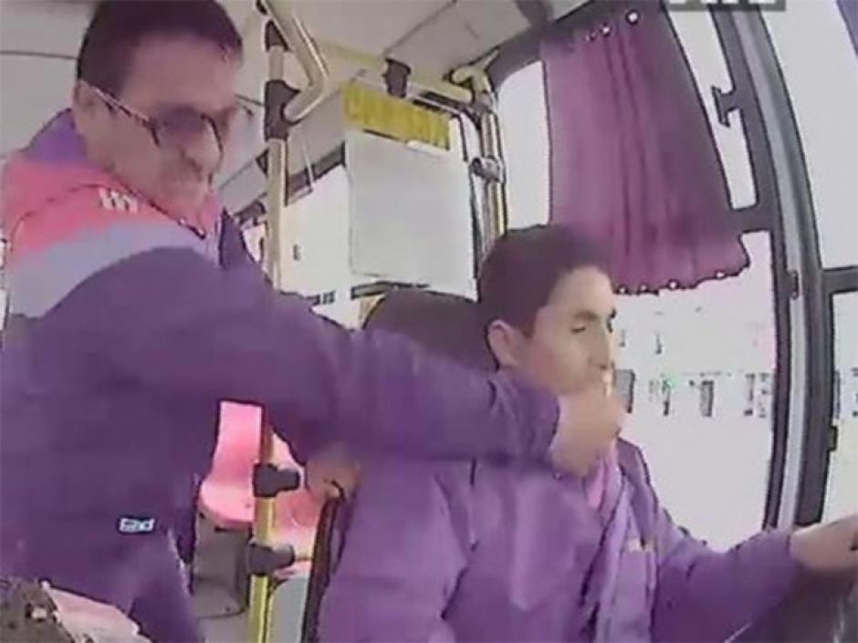 Pasajero furioso agrede a piloto de autobus por no dejarlo bajar. (Foto: Captura de video)