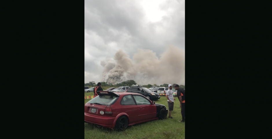 Desde el autódromo Pedro Cofiño se observa el material volcánico. (Foto: Cruz Roja) 