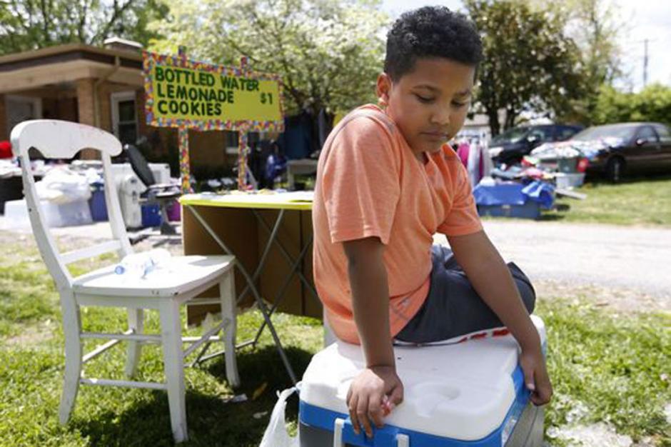 Un menor fue asaltado a punta de pistola mientras vendía limonada. (Foto: Latinamoms)