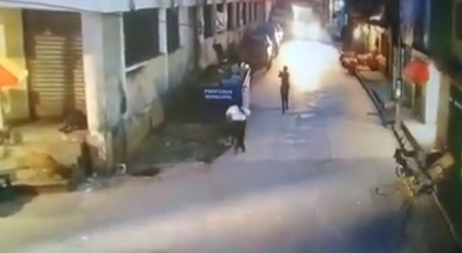 El hecho se registró hace algunas semanas y hasta ahora se difundió el video. (Foto: captura de video)