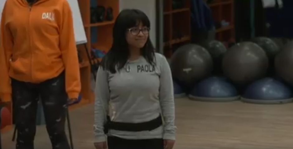 Paola Chuc recibe el reto de esta semana. (Foto: captura de pantalla) 