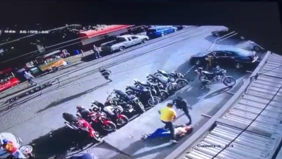 La mujer era agredida por un hombre cuando la PNC intervino. (Foto: captura de pantalla)