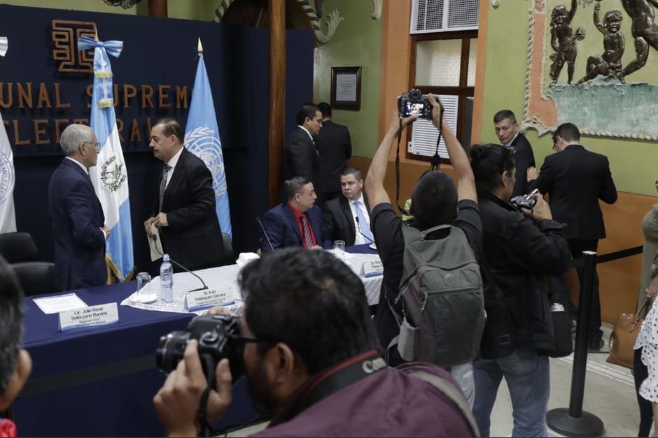 El jefe de la CICIG y los magistrados del TSE fueron evacuados por seguridad luego que un grupo de personas ingresara por la fuerza para protestar contra Iván Velásquez. (Foto: Alejandro Balán/Soy502)