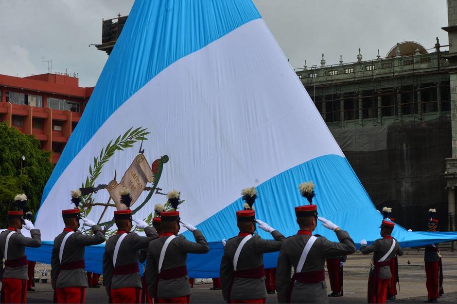 El presidente Jimmy Morales participó en los actos de conmemoración del Día de la Bandera. (Foto: Jesús Alfonso/Soy502)