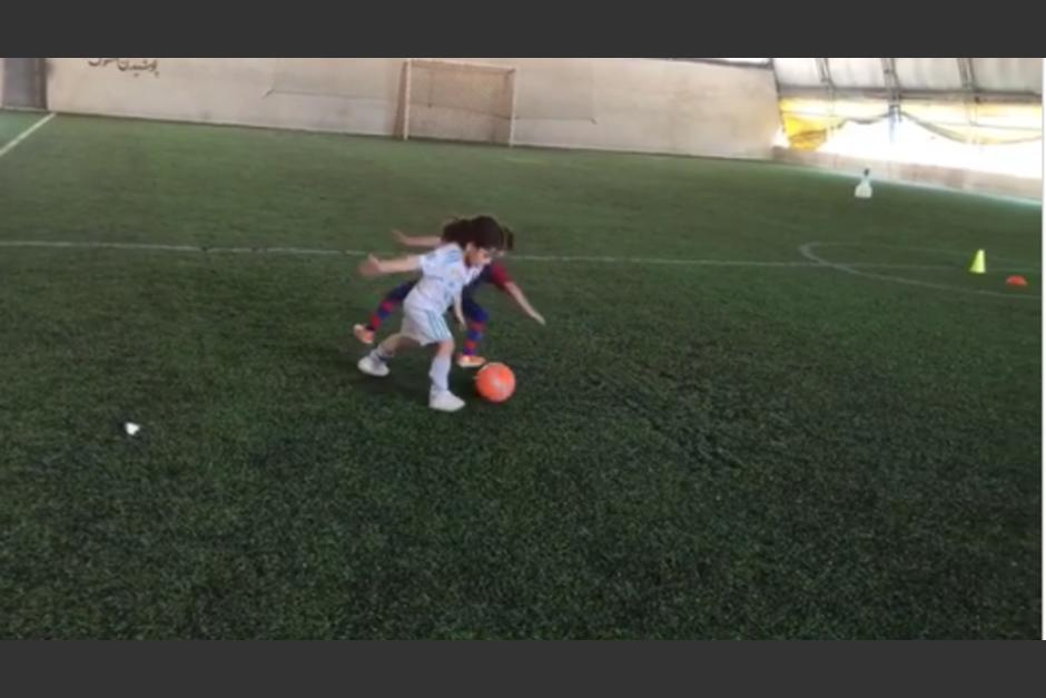 Arat es el niño iraní, de cinco años, que deslumbra con su talento al jugar al fútbo. (Foto: Instagram)