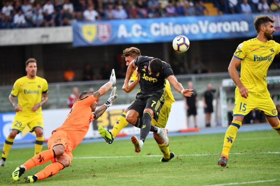 El guardameta tuvo que salir del partido por precaución. (Foto: AFP)