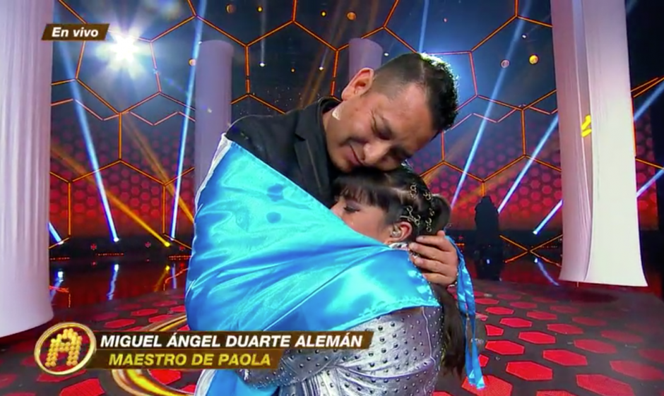 El padre musical de Paola viajó a México para entregarle un recuerdo muy preciado por la representante nacional. (Captura Video)