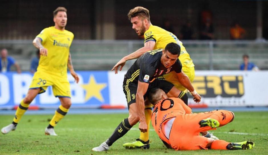 Cristiano Ronaldo le rompió la nariz al portero del Chievo en su debut en la Serie A. (Foto: AFP)