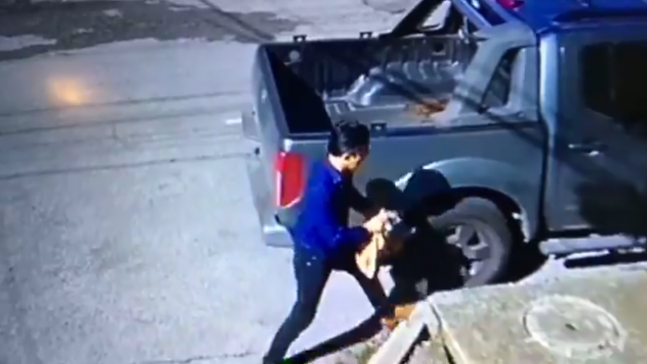 El video muestra como el hombre limpia el carro y deja la basura en la vía pública. (Foto: captura Facebook) 