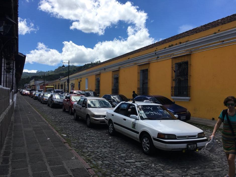 La protesta de taxistas también estuvo en la Antigua Guatemala. (Foto: Fredy Hernández/Soy502) 