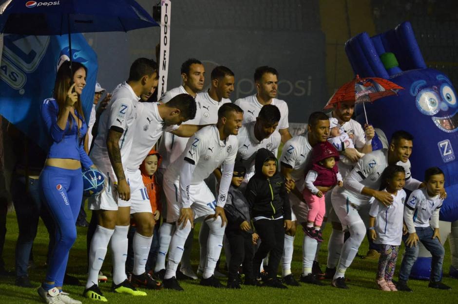 Los jugadores salieron acompañados de sus hijos o sobrinos. (Foto: Rudy Martínez/Soy502) 