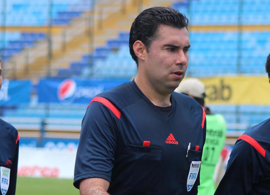 El árbitro Mario Escobar dirigió el partido entre Cobán Imperial 0-0 Guastatoya. (Foto: Archivo/Soy502)