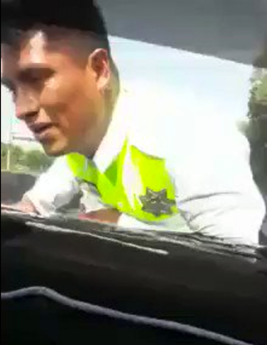 Le hicieron el alto por ir hablando por teléfono, el conductor se enojó y avanzó con el agente en el capó de su vehículo durante varios kilómetros. (Foto: Captura de pantalla)