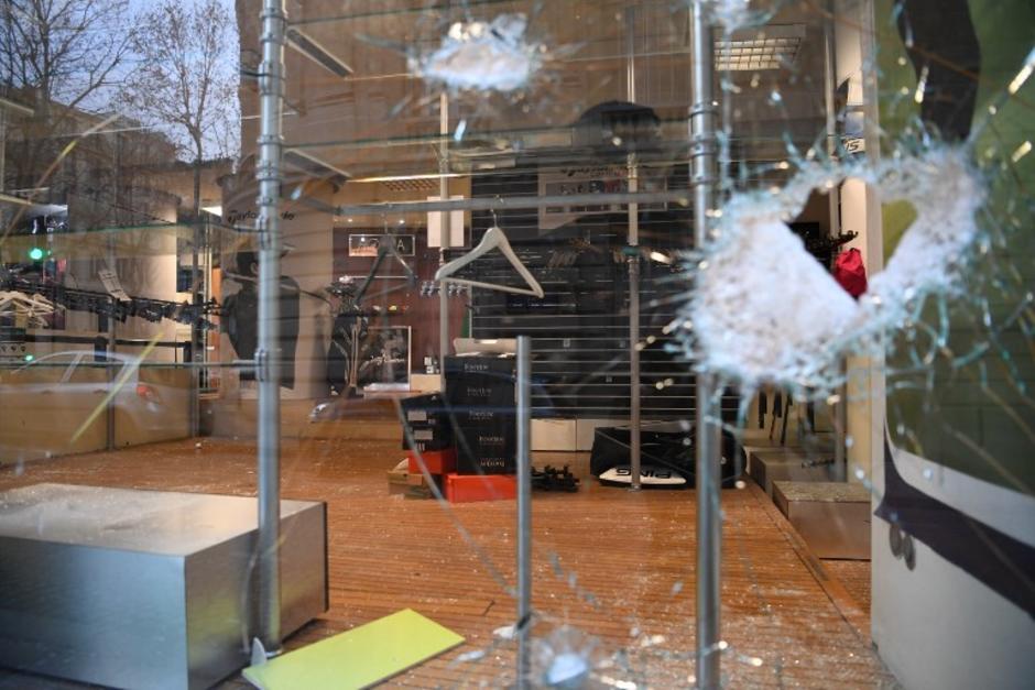 Las manifestaciones dejaron diversos locales saqueados por los "manifestantes". (Foto: AFP)