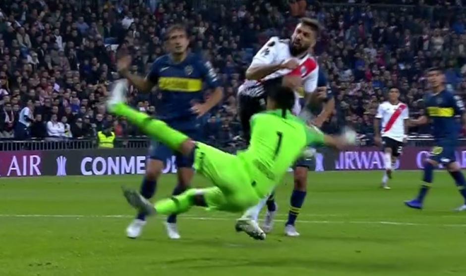 Momento justo del contacto de Andrada con Pratto. (Foto: Captura)