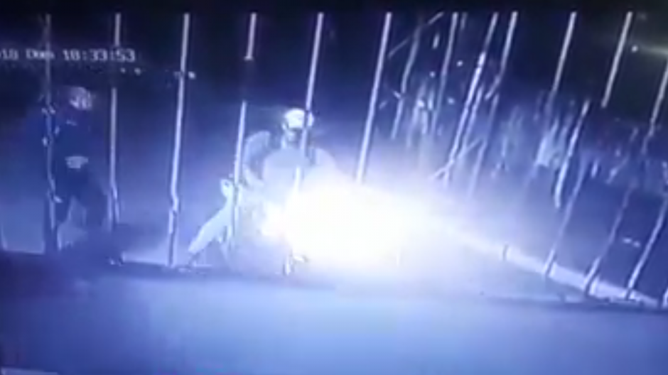 Un hombre abrió fuego contra los agentes de la PNC luego de una discusión. (Foto: captura pantalla) 