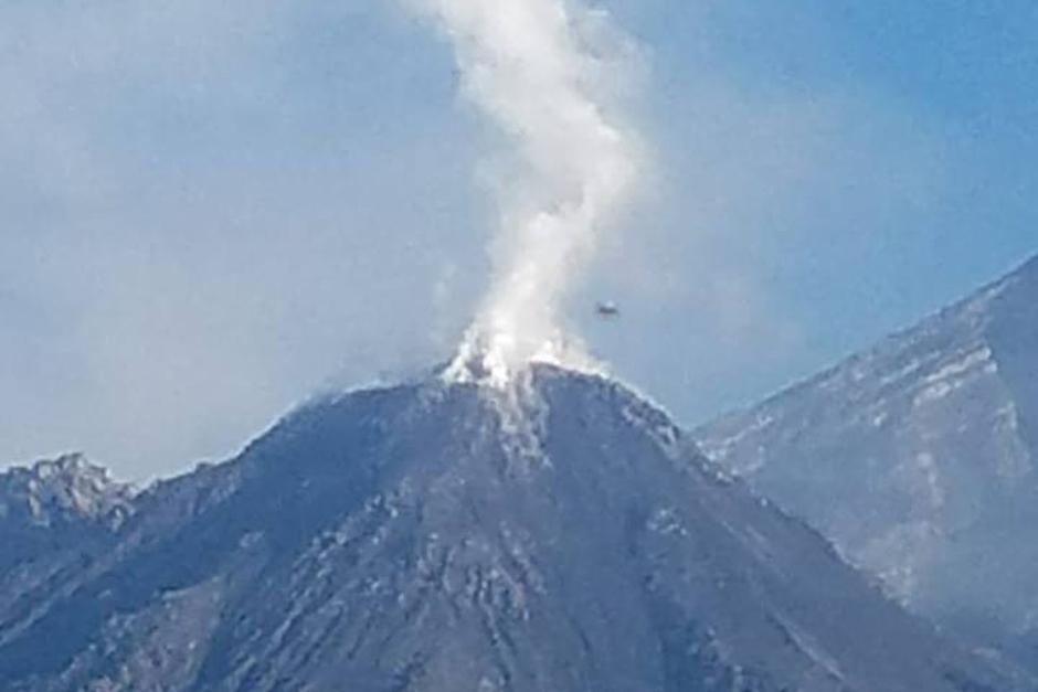 La imagen generó de qué hablar en las redes sociales debido a que se observa un objeto extraño sobrevolando el Volcán. (Foto: Conred)