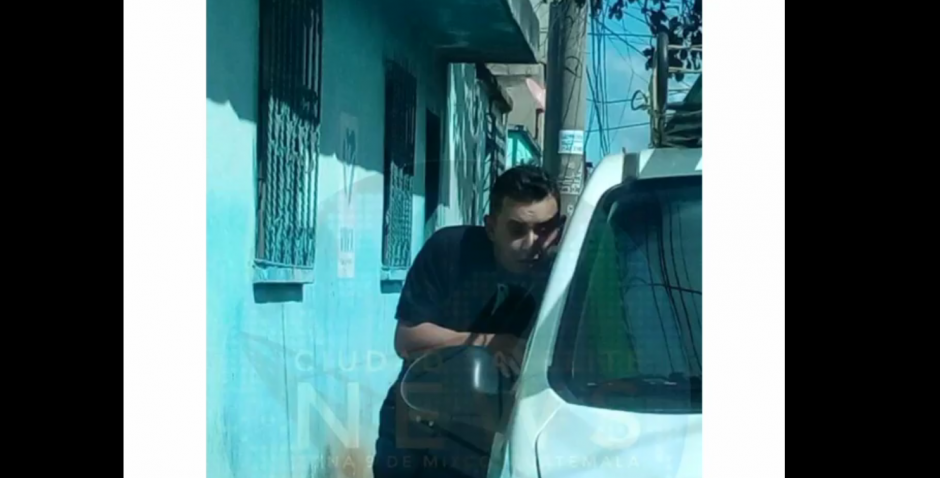 El hombre fue captado desde otro vehículo. (Foto: captura pantalla) 