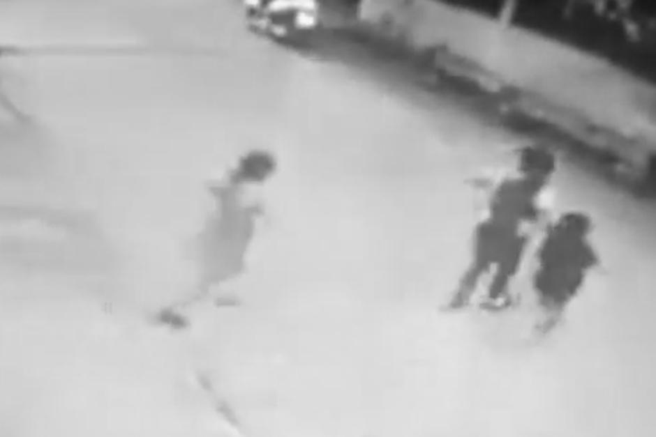 Las pequeñas caminaban a un costado de la calle sin imaginarse la tragedia que les ocurriría. (Captura video)