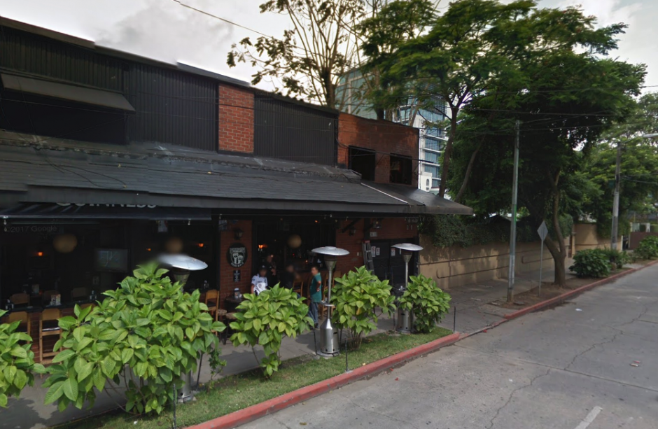 El bar emitió un comunicado tras el tiroteo frente a sus instalaciones. (Foto: Google Street)