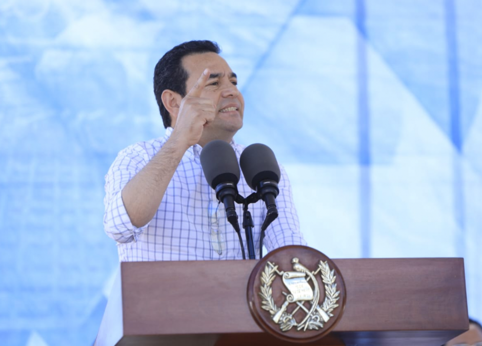 El presidente Jimmy Morales acudió a la inauguración de 38 kilómetros de carretera en Chiquimulilla, Santa Rosa. (Foto: AGN)