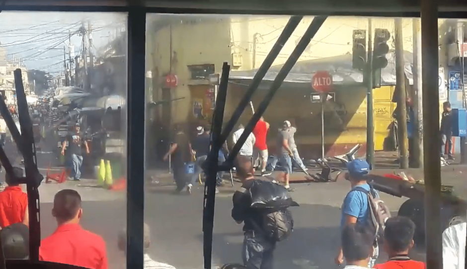 La pelea habría iniciado por una discusión en el tránsito. (Foto: captura de pantalla)
