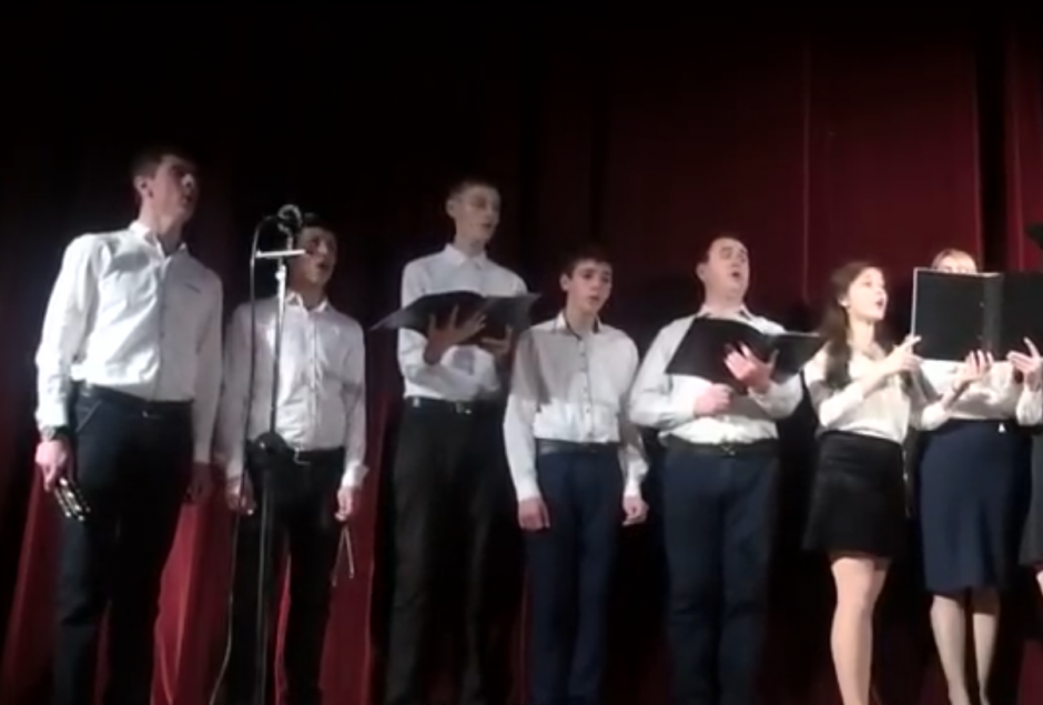 Uno de los cantantes se desmayó, pero el show continuó. (Foto: captura de pantalla)