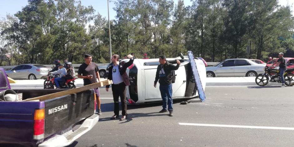 Un carro volcado complica el tránsito en el Periférico con sentido a zona 1. (Foto: Amilcar Montejo/PMT) 