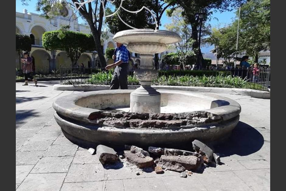 Una de las fuentes del Parque Central de Antigua Guatemala fue destruida. (Foto: Noticiero StarNews) 