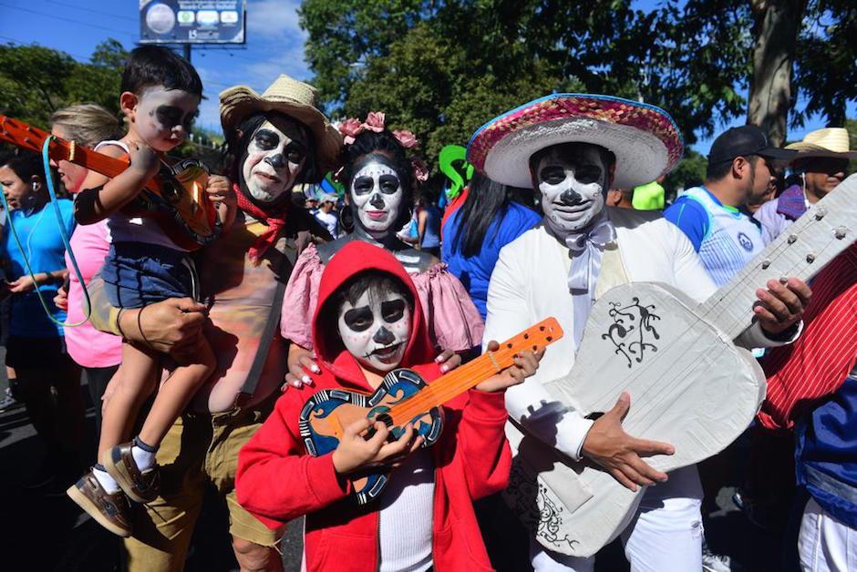 Familias completas participaron en la tradicional Carrera San Silvestre. (Foto: Jesús Alfonso/Soy502)