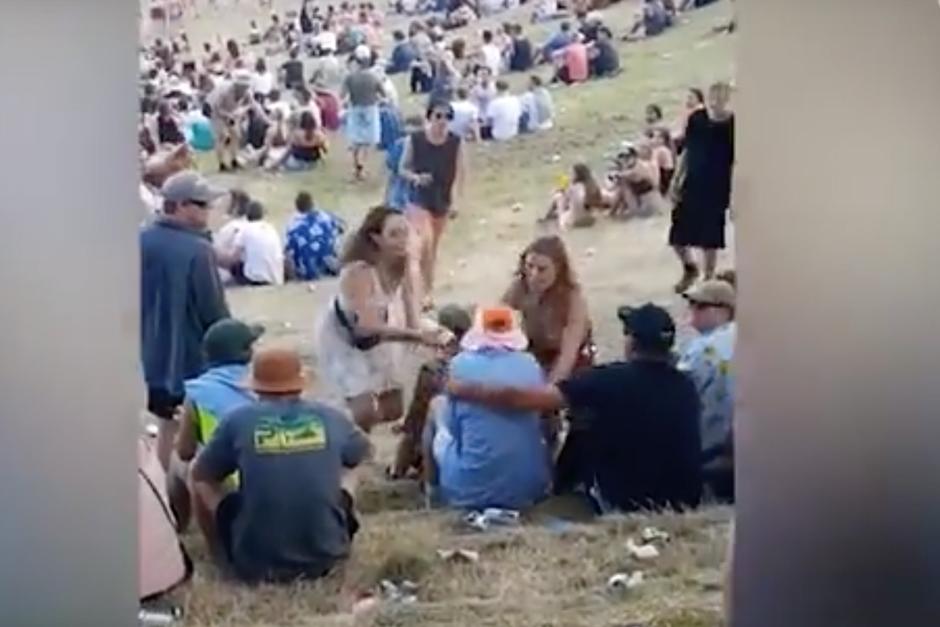 Ellas fueron a divertirse al festival Rhythm & Vines topless y debieron defenderse de un tipo que manoseó a una de ellas. (Foto: NzHerald/Soy502)