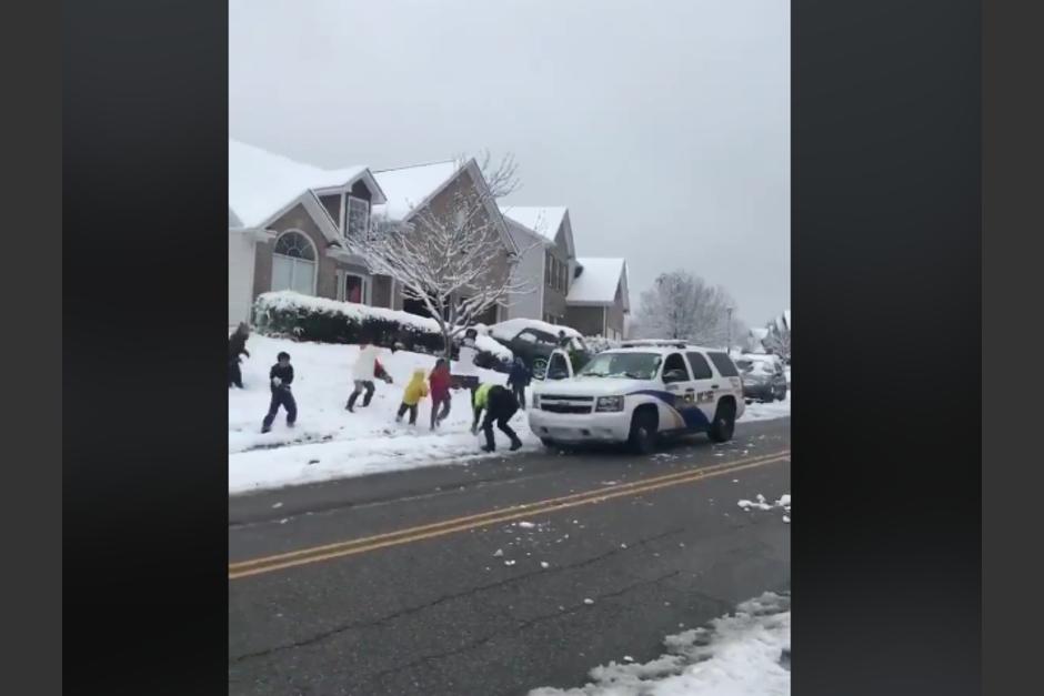 Policías canadienses fueron captados en video. (Foto: captura video) 