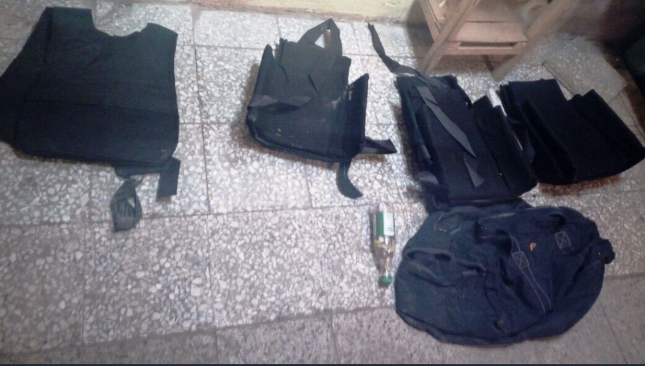 Armas, chalecos y dinero localizaron en una vivienda en Quetzaltenango. (Foto: PNC)