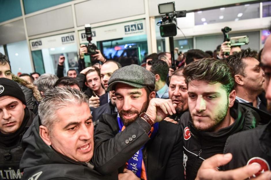 El arribo de Arda Turan a Estambul provocó una serie de enfrentamientos entre aficionados y policías. (Foto: AFP)