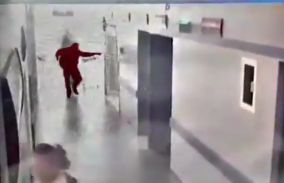 El grupo armado ingresó al hospital para ejecutar a un paciente. (Foto: Captura video) 