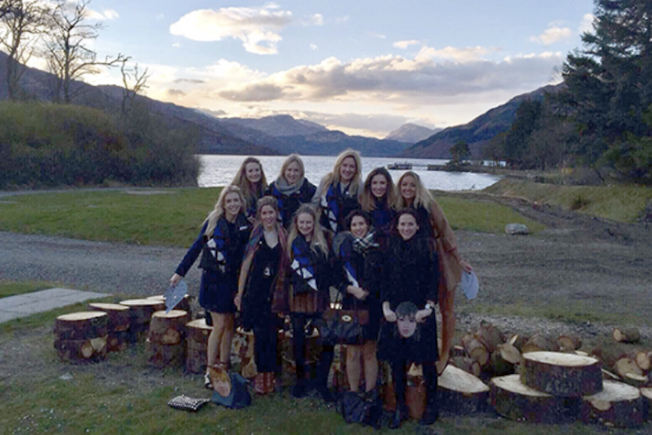 Al revisar las fotografías de grupo, las amigas de llevaron tremendo susto (Foto: actualidad.rt)