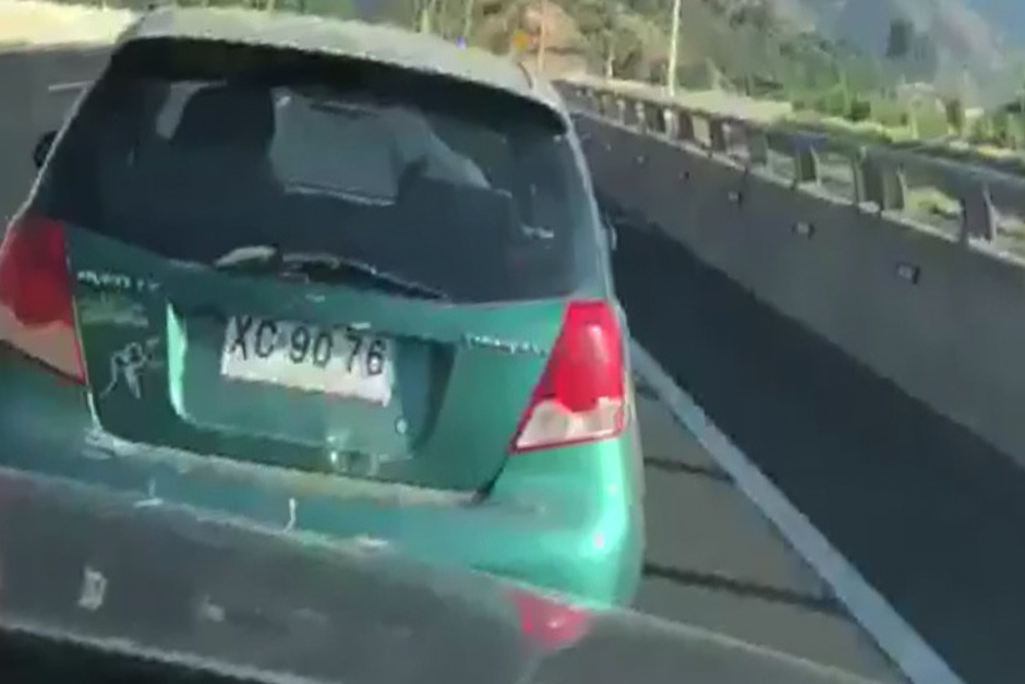 El golpe no fue para nada leve, pues la parte delantera del carro quedó destrozada. (Foto: Facebook)