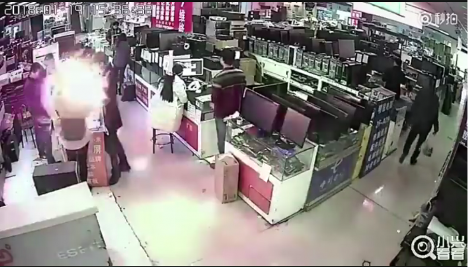 El video muestra cómo el hombre mordió el teléfono y en instantes el dispositivo explotó. (Foto: captura de video) 