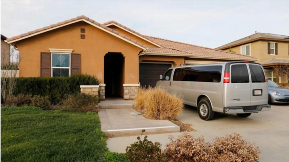 Un video muestra cómo fue el rescate de los 13 hijos antes de la detención de los padres. (Foto: Infobae) 