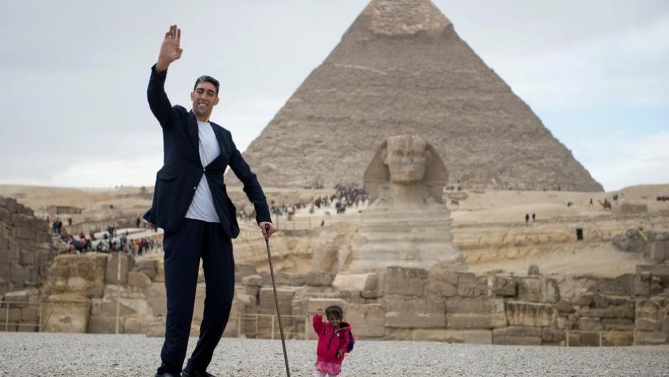 El hombre más alto y la mujer más baja se encontraron en Egipto. (Foto: Clarín)