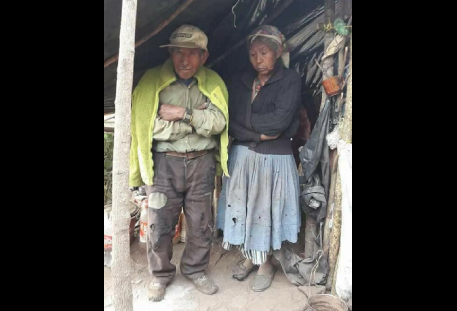 Una pareja de ancianos fue abandonada en las montañas de San Marcos sin un lugar donde vivir. (Foto: Soy Barillas 502)
