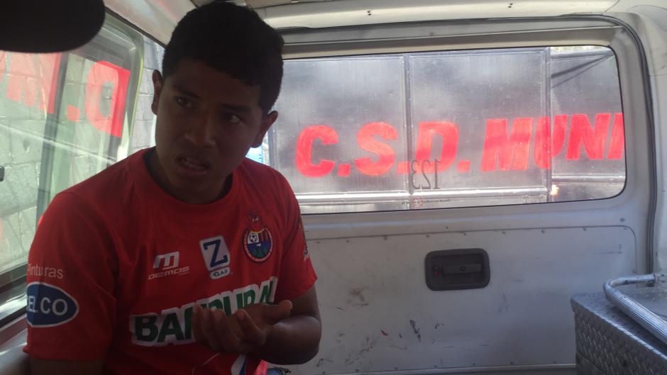 Pedro Altán fue trasladado en ambulancia a un hospital privado. (Foto: Luis Barrios/Soy502) 