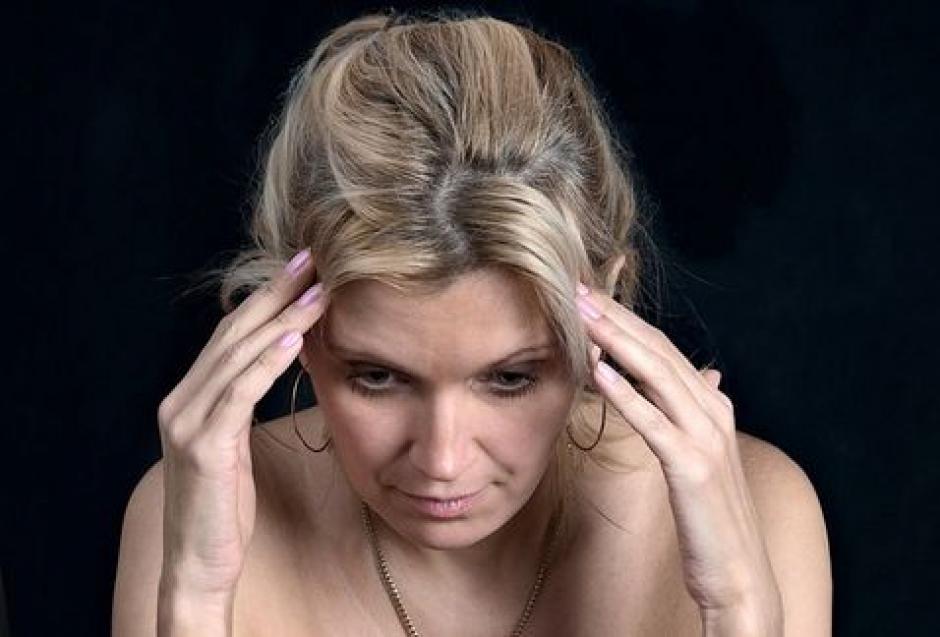 La deshidratación podría ser la causante de tu dolor de cabeza, según los expertos. (Foto: www.milenio.com)