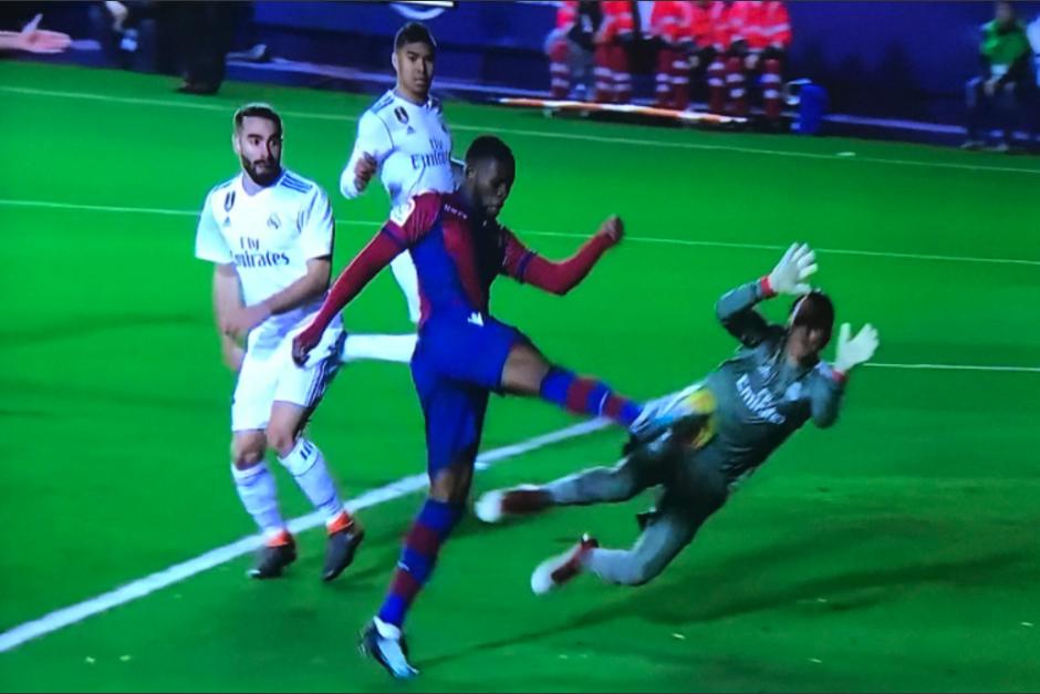 Atajadón de Keylor Navas en el partido contra el Levante. (Foto: Captura de video)