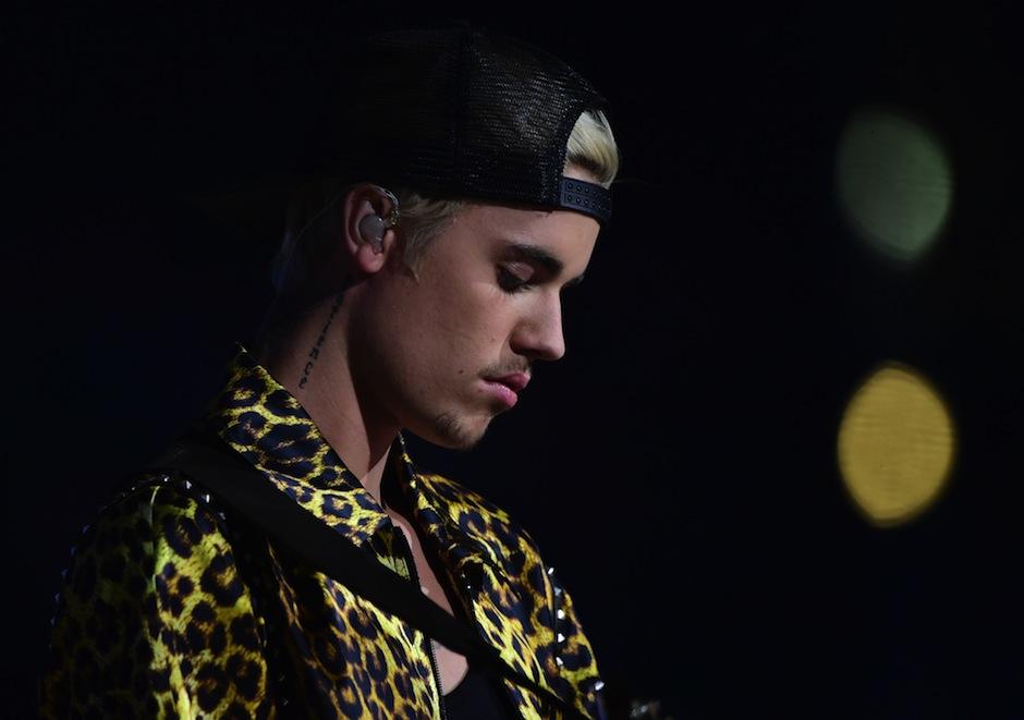 El productor Carlos Escalona recibió el Latin Grammy de Justin Bieber por correo. (Foto: AFP)