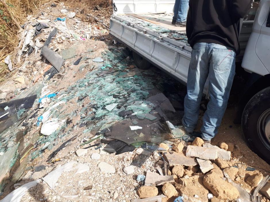 Las autoridades detuvieron a tres hombres que fueron sorprendidos tirando desechos de vidrio en un basurero clandestino. (Foto: PNC)