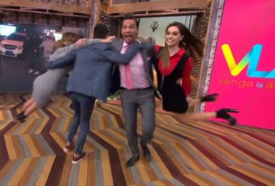 Una presentadora de televisión sufrió una caída durante un reto viral que intentaba junto con sus compañeros. (Foto: www.milenio.com)