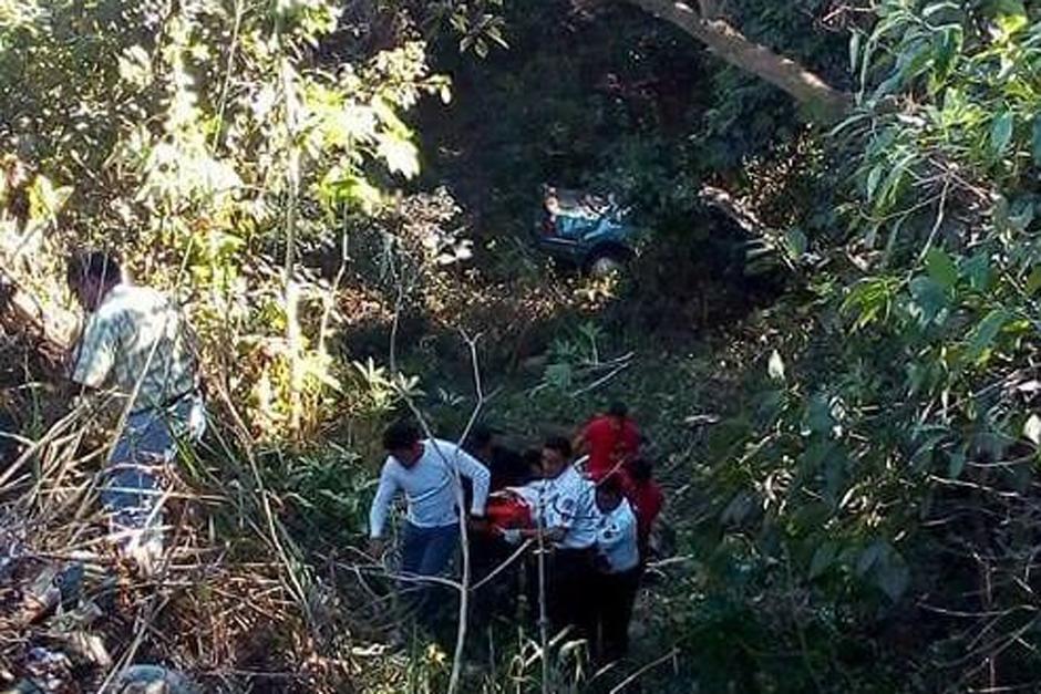 Los socorristas atendieron a los pasajeros del vehículo que se fue al fondo del barranco. (Foto: Amílcar Montejo)