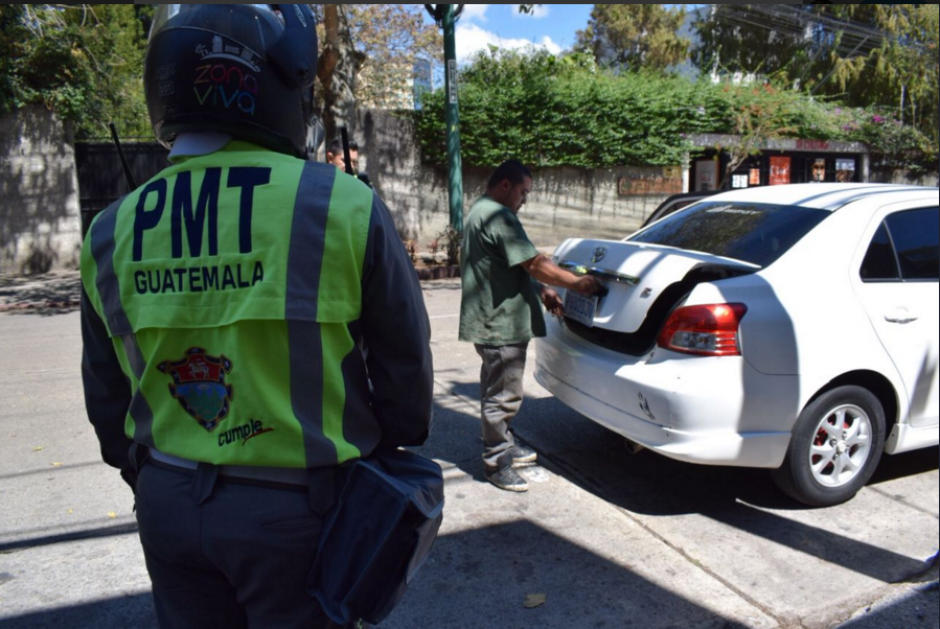 Un taxista fue detenido por la PMT por portar un objeto de forma ilegal. (Foto: Muniguate) 